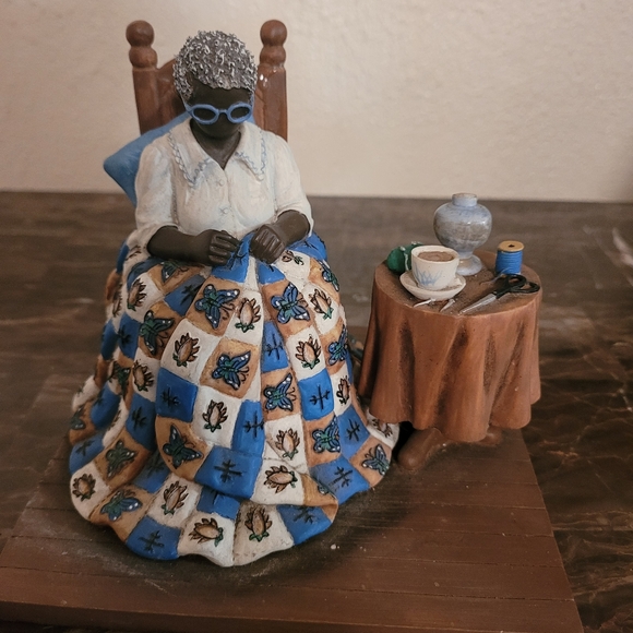 Sass n class Grandma's hands Figurine - Picture 2 of 8